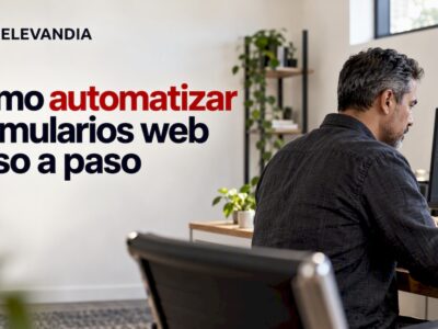 Especialista configura la automatización de formularios web